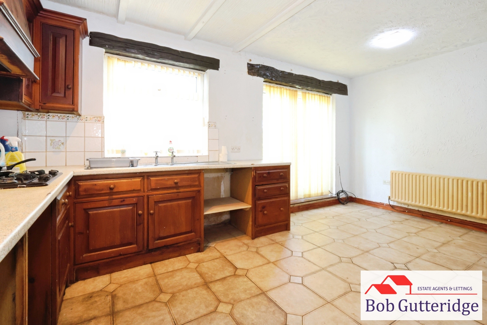 OPEN PLAN  L  SHAPED KITCHEN / FAMILY / BREAKFAST